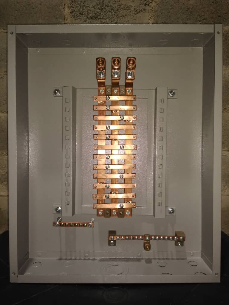 TABLERO NLAB524L-E TRIFASICO 120/208V 5 HILOS (3L+N+T) 24 CIRCUITOS S/PP EMPOTRABLE