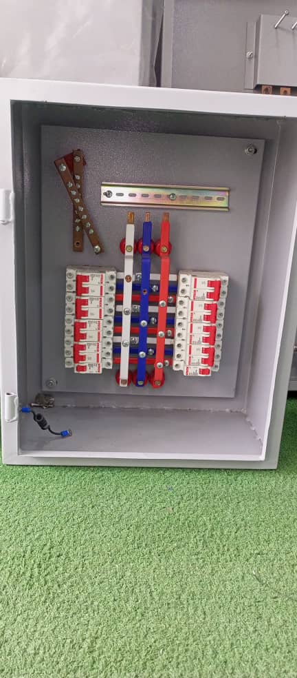 TABLERO TRIFASICO 18 CIRCUITOS SUPERFICIAL 120/208V 5 HILOS (3L+N+T) S/P  BARRAS 170A CAJA ZEUS 500X400X200 NEME 3R NLAB518LS