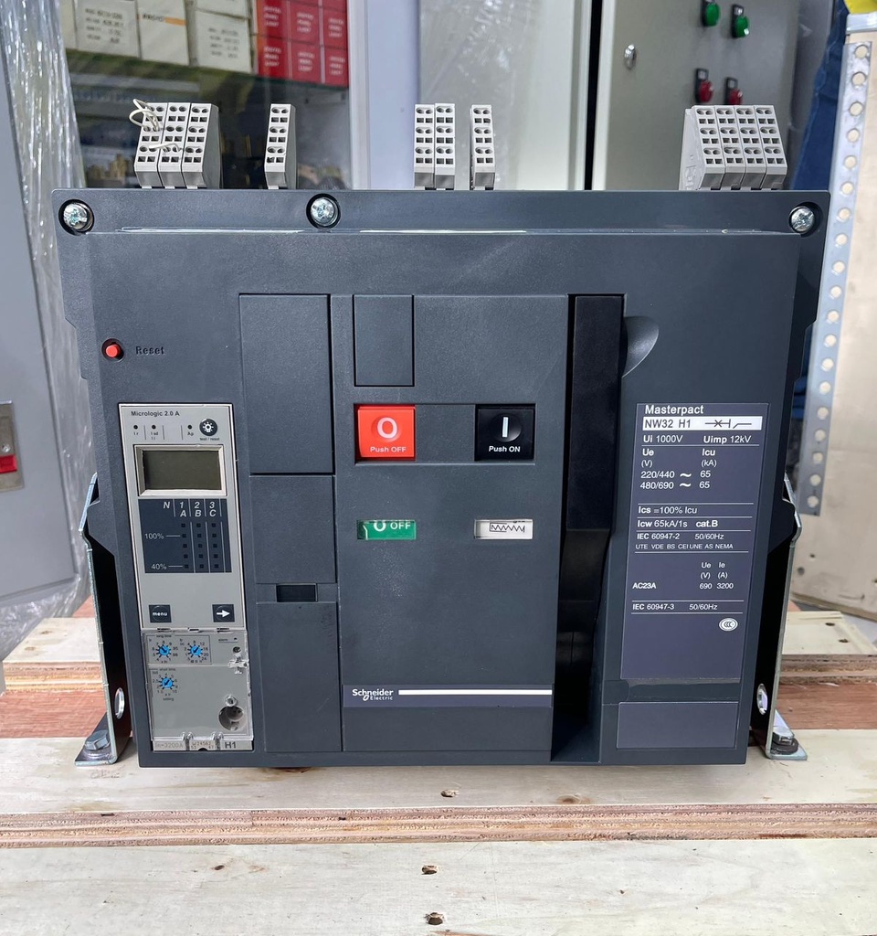 INTERRUPTOR MASTERPACT NW32H1 3X3200AMP TRIP AJUSTABLE, MONTAJE FIJO MICROLOGIC 2.0 100KA-240V 65KA-440V